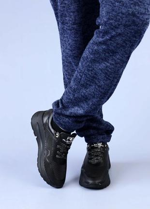 Женские черные кроссовки с тиснением7 фото