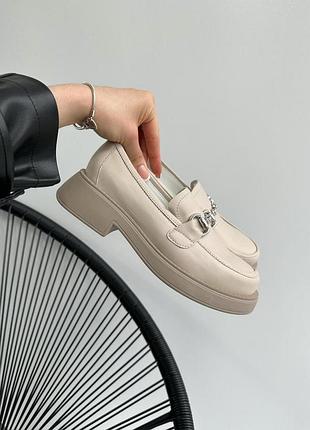 Бежеві лофери шкіра