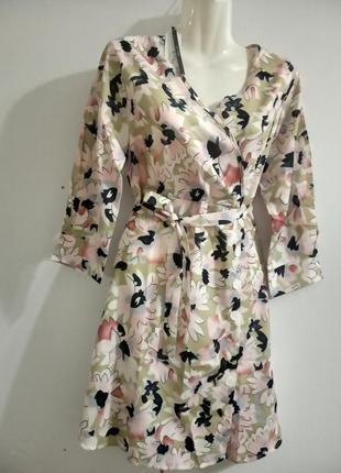 Сукня з гудзиками на запах