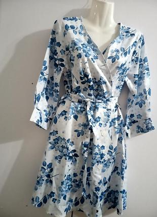 Платье с пуговицами на запах