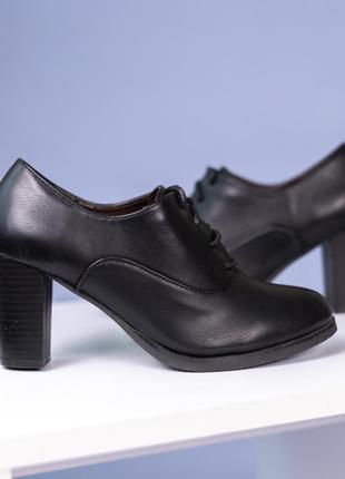 Женские закрытые туфли на каблуке 37 р-р4 фото