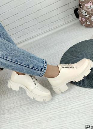 Женские кожаные туфли светло-бежевого цвета4 фото