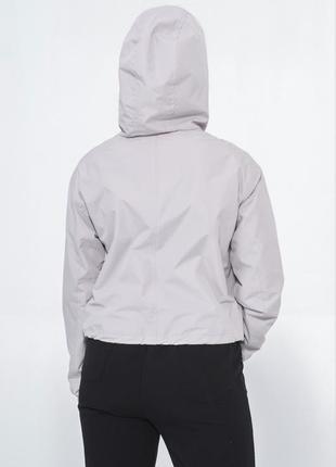 Короткая молодежная ветровка с накладными объемными карманами с капюшоном6 фото