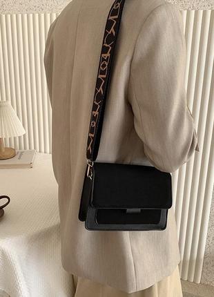 Женская классическая сумочка через плечо кросс-боди на ремешке бархатная велюровая замшевая черная7 фото