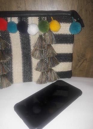 Нереально шикарний плетений клатч з помпонами, пензликами і монетками2 фото