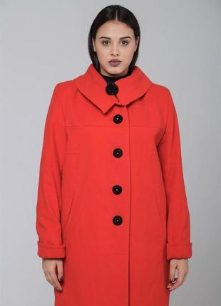 Пальто женское  демисезонное  цвета изумруд с большим отложным воротником и украшением6 фото