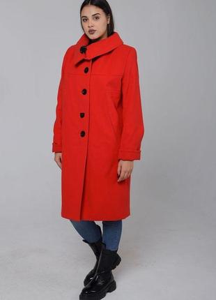 Пальто женское  демисезонное  цвета изумруд с большим отложным воротником и украшением4 фото