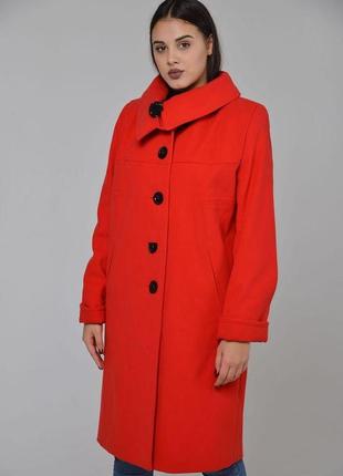 Пальто женское  демисезонное  цвета изумруд с большим отложным воротником и украшением8 фото