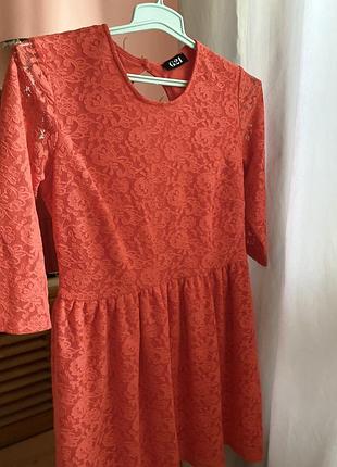 Жіноча сукня з мереживом