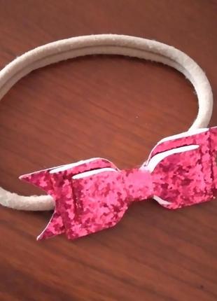 Пов'язка бантик із блискітками на гумці для дівчинки рожева