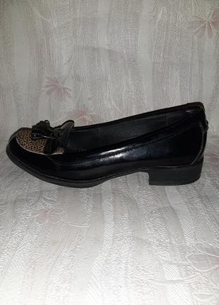 Чёрные лаковые туфли лоферы с кисточками и леопардовой вставочкой2 фото