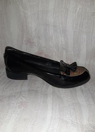 Чёрные лаковые туфли лоферы с кисточками и леопардовой вставочкой3 фото