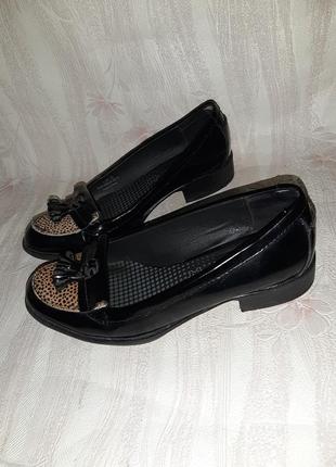 Чёрные лаковые туфли лоферы с кисточками и леопардовой вставочкой4 фото