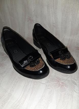 Чёрные лаковые туфли лоферы с кисточками и леопардовой вставочкой10 фото