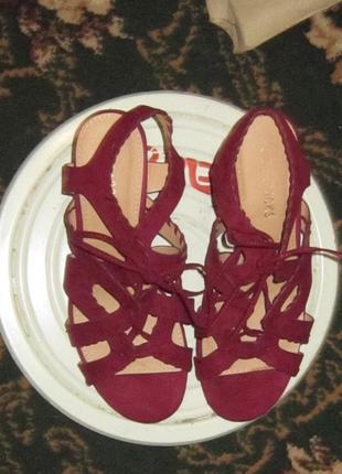 Босоніжки мюли на невисокому каблуці