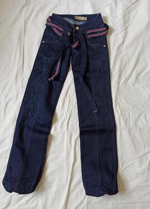 Стильные темные джинсы1 фото