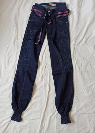 Стильные темные джинсы2 фото