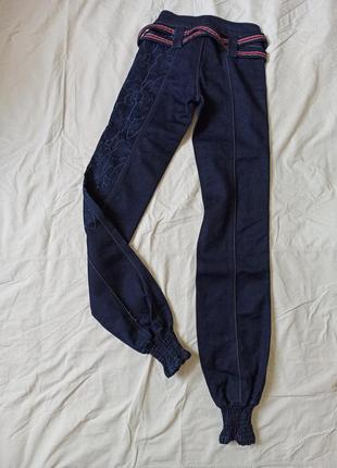 Стильні темні джинси4 фото