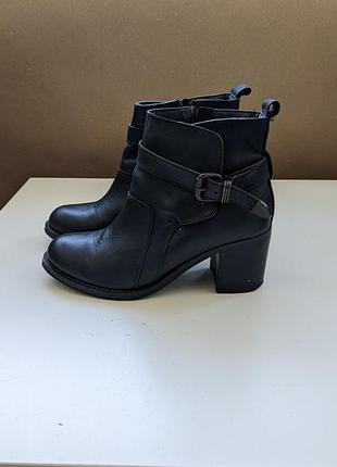 Ботильоны с пряжкой