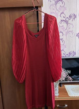Червона сукня із шифоновими рукавами