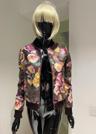 Стильный дизайнерский бомбер из экокожи