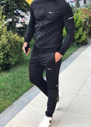 Мужской спортивный костюм