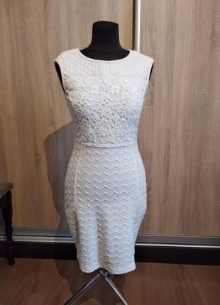 Крассивое приталенное платье миди  белого цвета с кружевом размер s- m