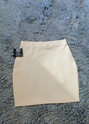Классическая мини-юбка бежевого цвета базовый нюд