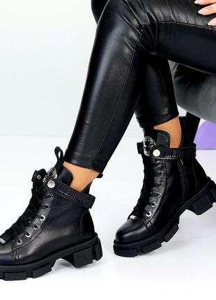 Демісезонні жіночі шкіряні черевики чорного кольору, трендові жіночі ботинки на шнурівці з декором