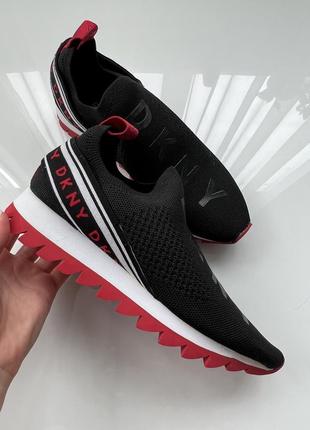 Dkny фирменные кроссовки в новом состоянии