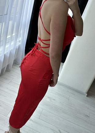 Красное шелковое платье с голой спиной