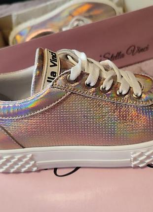 Продам женские  кожаные кроссовки новые