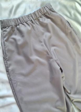 Прямые светло-серые брюки5 фото