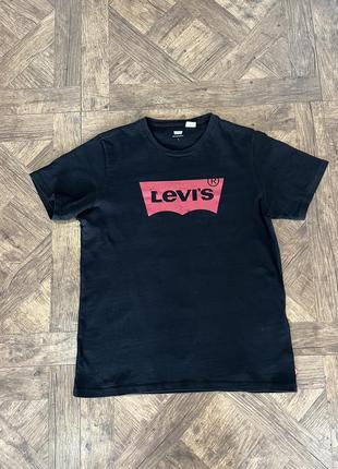 Черная футболка levi’s