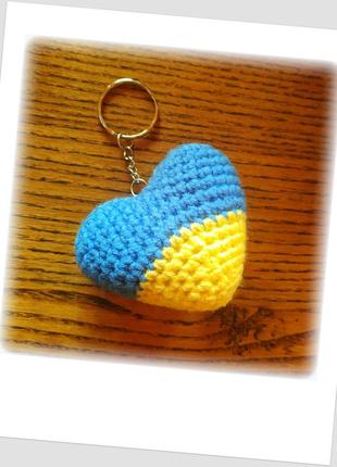 Патриотическое сердце. вязаный сувенир-брелок на ключи, сумку. размеры 5х6 см. цвет желто-синий10 фото
