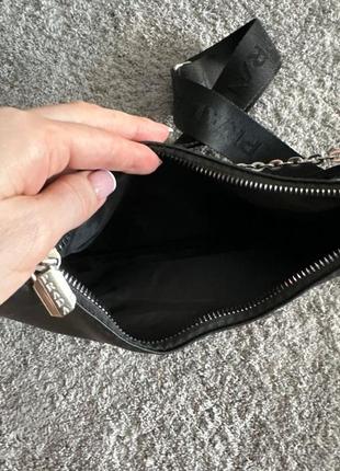 Женская черная сумка на ремне под известный бренд5 фото