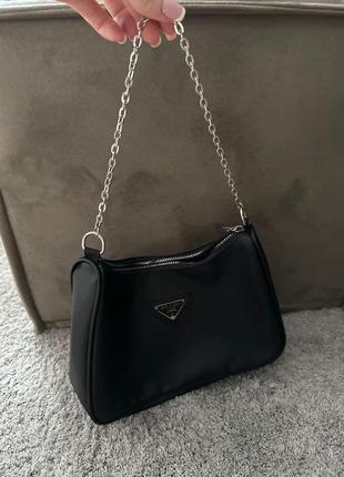 Женская черная сумка на ремне под известный бренд3 фото