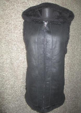 Дубленка-жилетка с капюшоном, двухсторонняя, искусственная