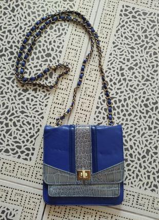 Кожаная маленькая женская сумочка от dorothy perkins
сумка длина*высота =16*16, ширина 6см

длина ручки 130см