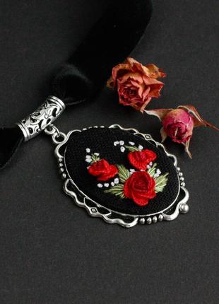 Червоне чорне кольє чокер на оксамитовій стрічці з трояндами у стилі вінтаж2 фото