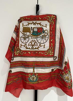Яскрава хустка з каретою