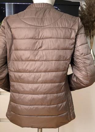 Легкая короткая осенняя женская куртка на замке3 фото