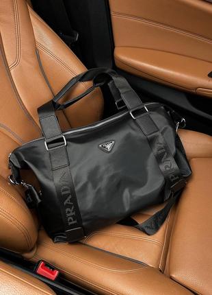 Чорна спортивна сумка в стилі prada