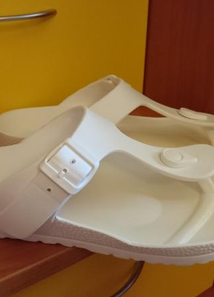 Зручні білі ортопедичні шльопанці на пляж як birkenstock