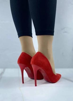 Женские красные туфли на шпильке7 фото
