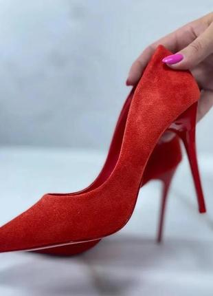 Женские красные туфли на шпильке8 фото