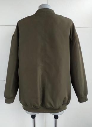 Стильна подовжена куртка-бомбер h&m кольору хакі з нашивками2 фото