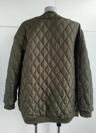 Стильна подовжена куртка-бомбер h&m кольору хакі з нашивками5 фото