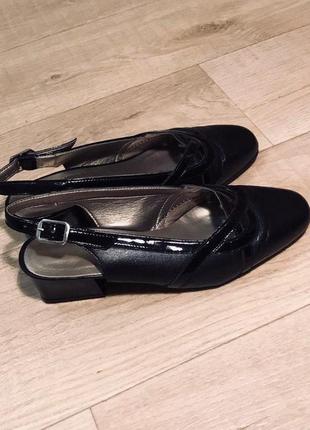 Кожані босоніжки туфлі низький каблук "elmdale "