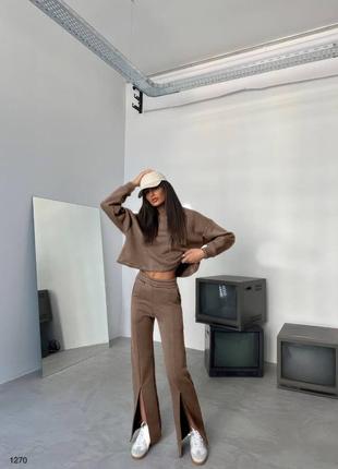 Модный и стильный элегантный мокко коричневый костюм тренд 2023 года весна осень